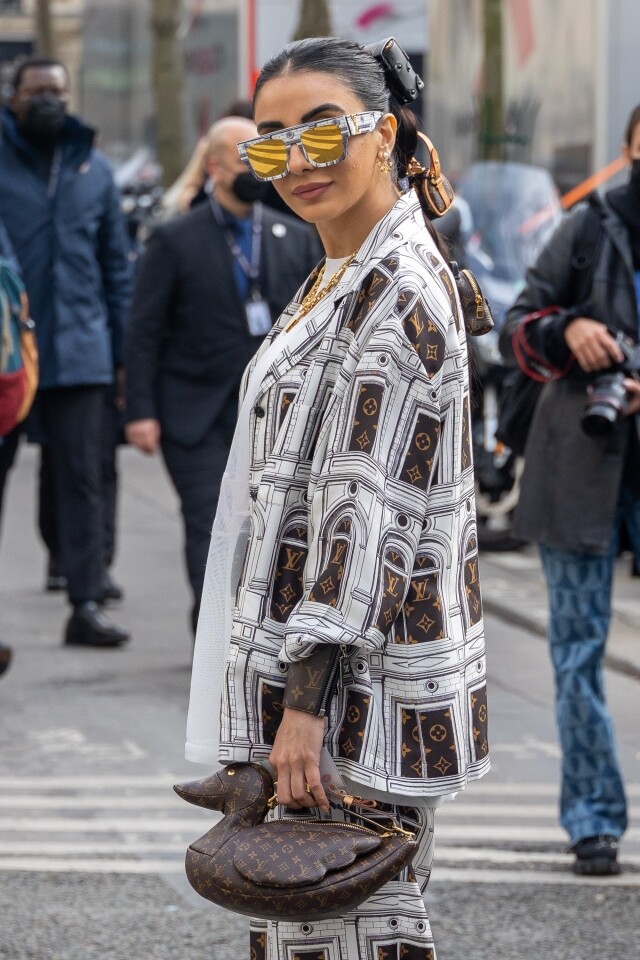 印度時尚姊妹花 Snehal & Jyoti Babani 的創意頭飾超吸睛！將 LV 手袋、Chanel 鈕扣戴上頭，打造浮誇華麗造型！