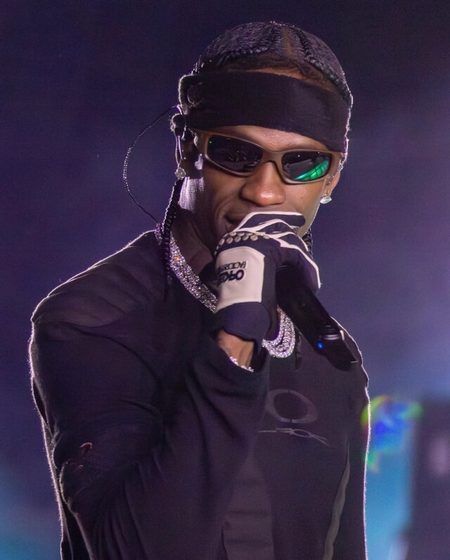 Oakley 突然大受 Gen Z 歡迎?Y2K 始祖美國品牌和 Meta 推出智能眼鏡,除了太陽眼鏡還有甚麼必買運動單品? Oakley 突然大受 Gen Z 歡迎?Y2K 始祖美國品牌和 Meta 推出智能眼鏡,除了太陽眼鏡還有甚麼必買運動單品?