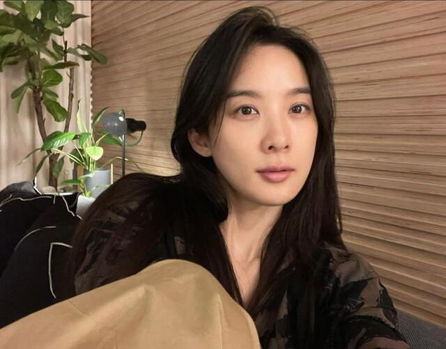《絕世 KOL》的清冷系美人李清娥是「前女友專業戶」？戲外風格超反差、私底下是熱愛街頭運動風的波鞋控！