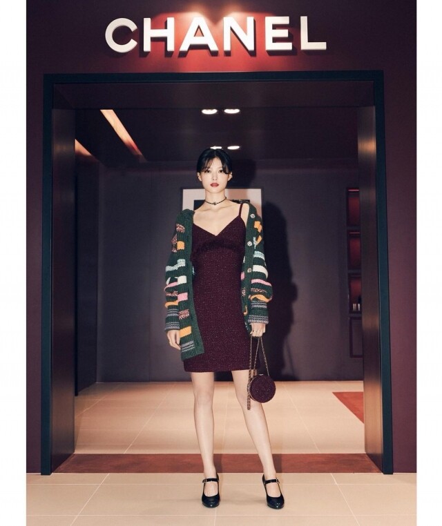 在濟洲島出席 Chanel 品牌活動時，金裕貞就穿上了酒紅色吊帶裙