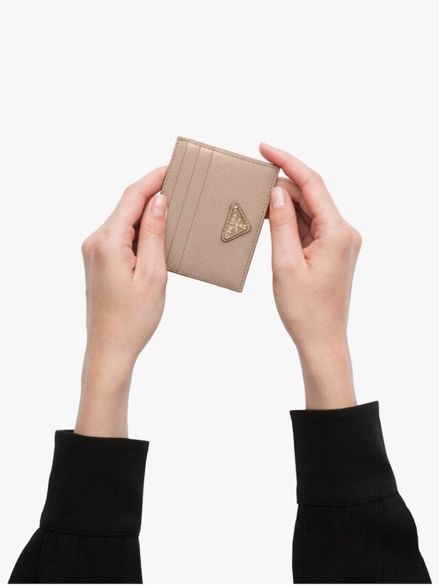 若想入手一款百看不厭的名牌 Card holder，這款飾有 Prada 經典三角標章的卡片套便最適合不過了！