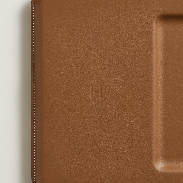 Hermes 真皮無線充電盤低調地印有 H 字字樣，簡約而奢華。