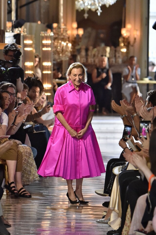 設計師 Miuccia Prada 獨特的時尚美學 | 用一條百褶裙開創 Miu Miu 風潮、一手打造「醜時尚」的女人