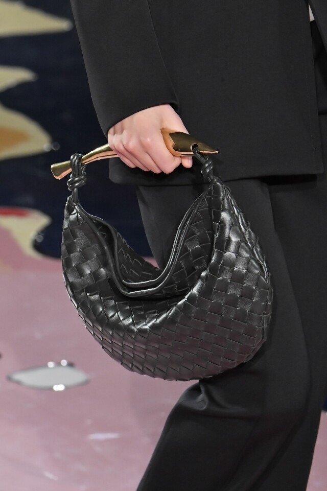 除此之外， Kendall 手持的 Sardine Bag 其實早已深受各大時尚博主歡迎！