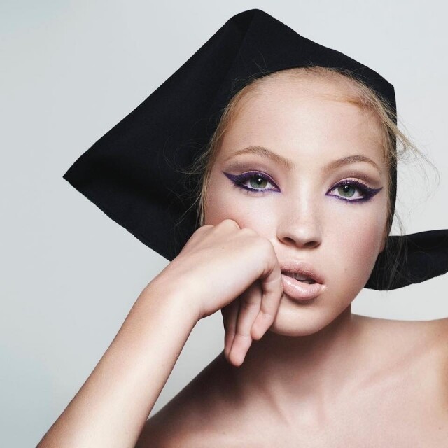 Kate Moss 當年 14 歲被星探發掘出道,而女兒 Lila Moss 也是相同年齡踏上模特兒之路 Kate Moss 當年 14 歲被星探發掘出道,而女兒 Lila Moss 也是相同年齡踏上模特兒之路