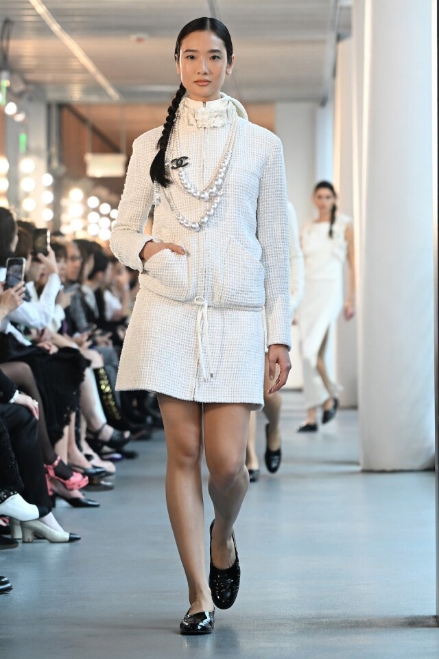 【CHANEL 香港時裝秀 2024】HKDI 作為 2025 早春復刻大秀地點！G-Dragon、周潤發、陳柏霖現身支持，Aokbab Chutimon 以客席模特兒身分踏上伸展台