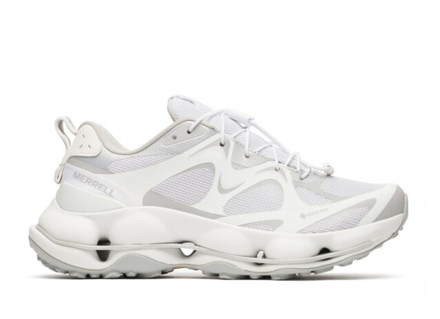 Merrell Women's SpeedArc Matis GORE-TEX® 是一款輕量級防水健行鞋，專為女性設計，結合都市街頭風格與專業越野性能，讓使用者輕鬆從城市街道轉戰山徑。這款鞋以創新 SpeedArc™ 中底系統為核心，提供先進緩震與 92% 更高的能量回饋（相較主流健行鞋），讓每一步都充滿推進力與舒適感。