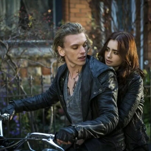 Jamie Campbell Bower 和 Lily Collins 曾被稱神仙情侣 Jamie Campbell Bower 和 Lily Collins 曾被稱神仙情侣