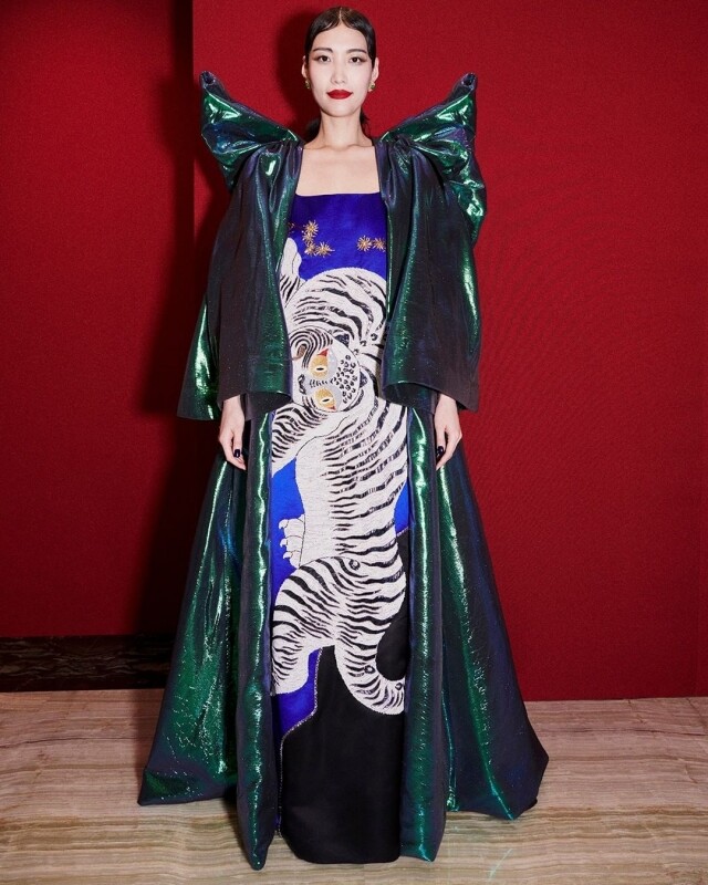 Miss Sohee 把傳統老虎刺繡圖案，延伸至另一長裙設計當中！