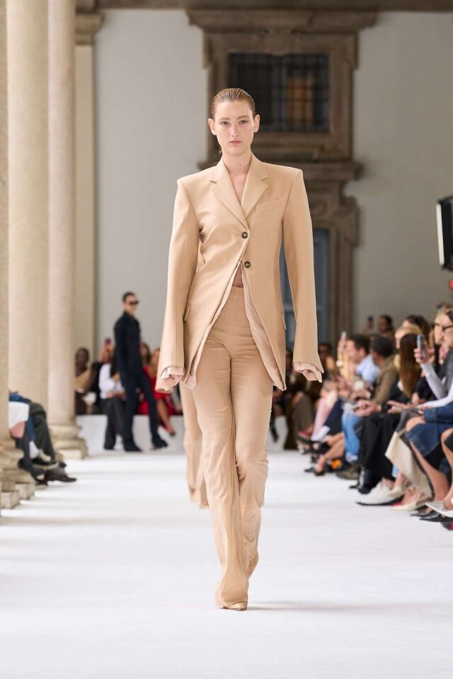 Sportmax 2025 春夏系列探索極簡之美!透明高踭鞋、水桶袋風格吸睛,新作融合流蘇元素打造感性魅力! Sportmax 2025 春夏系列探索極簡之美!透明高踭鞋、水桶袋風格吸睛,新作融合流蘇元素打造感性魅力!