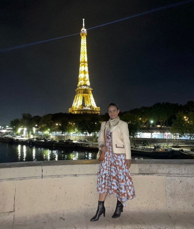 Lisa 媽媽在巴黎旅遊時，便是以碎花長裙搭配有踭短靴