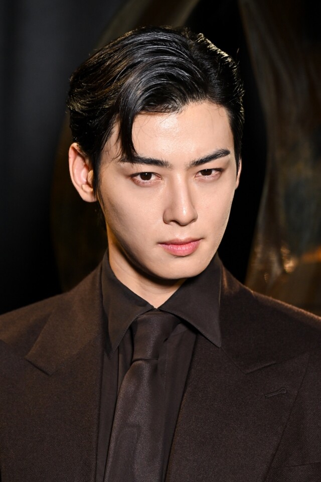 簡直是審美疲勞!「臉蛋天才」車銀優、Rosé 以完美神顏現身 Saint Laurent 2025 春夏大秀 簡直是審美疲勞!「臉蛋天才」車銀優、Rosé 以完美神顏現身 Saint Laurent 2025 春夏大秀