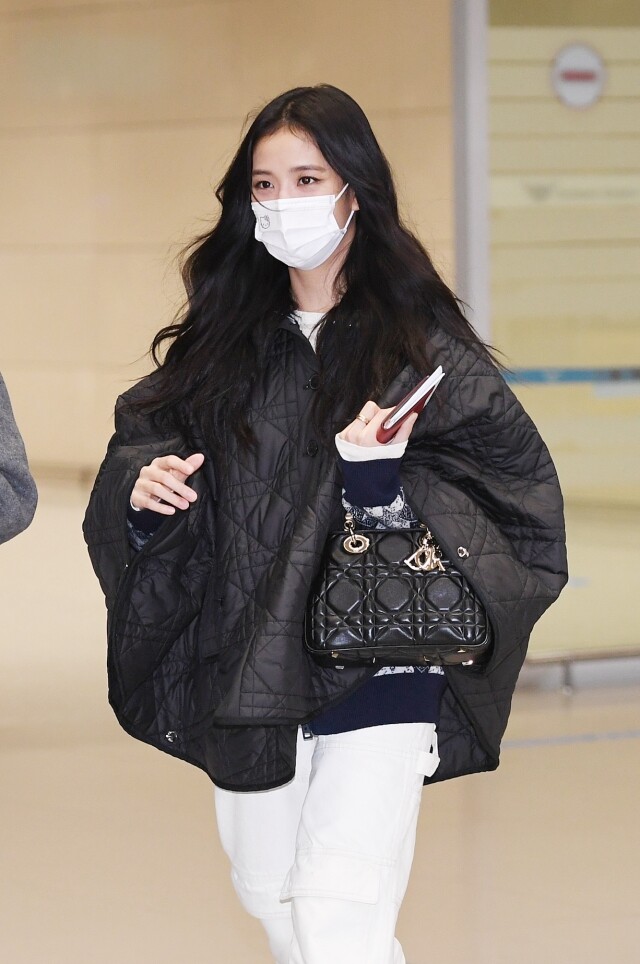 Jisoo 早前現身仁川機場時就選擇了顏色百搭的黑色 Lady 95.22 Jisoo 早前現身仁川機場時就選擇了顏色百搭的黑色 Lady 95.22