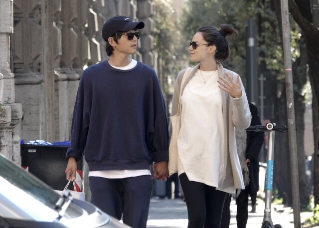 宋仲基跟老婆沒有理會途人眼光，二人在意大利街頭甜蜜散步。