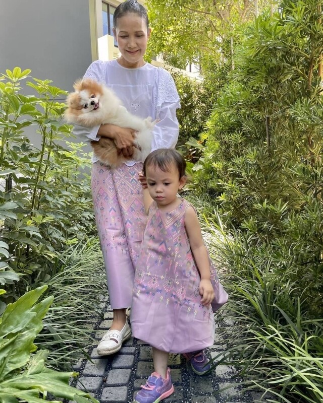 一些帶有泰國風情的服飾也是 Lisa 媽媽選擇的時尚單品 一些帶有泰國風情的服飾也是 Lisa 媽媽選擇的時尚單品