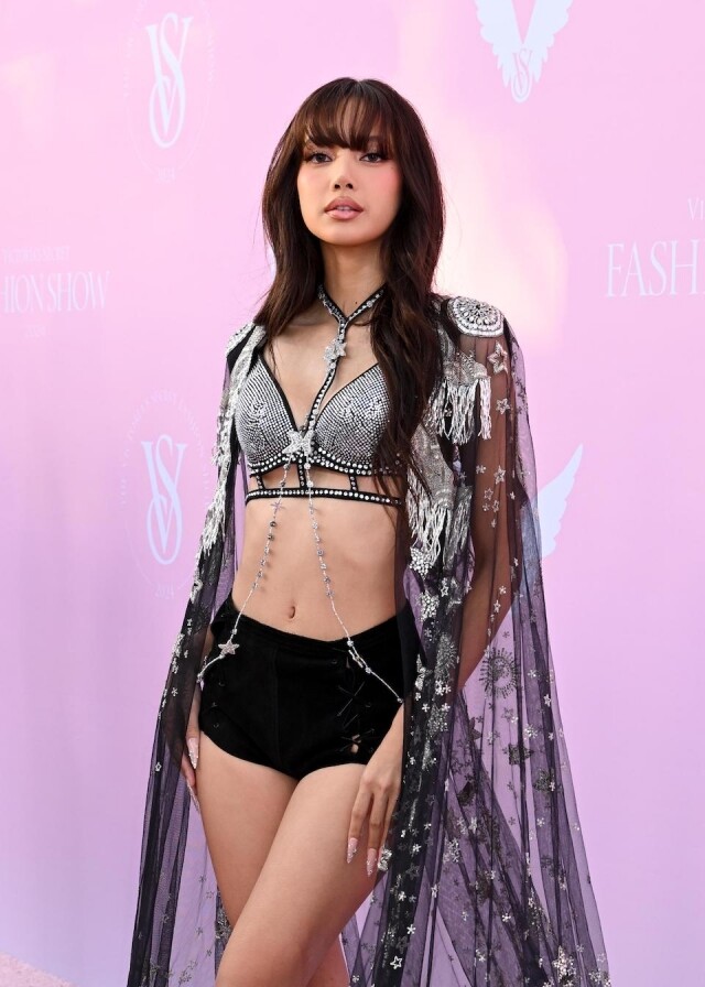 Lisa 以 3 套性感造型首登 Victoria’s Secret 舞台！由電單車女郎到天使打扮，造型絕不輸維密天使