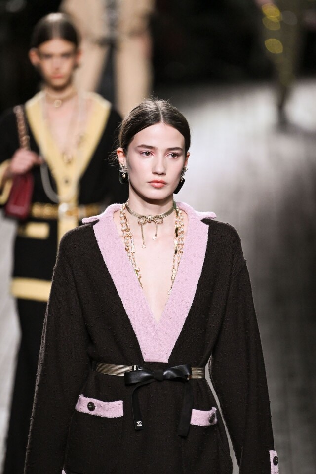 Chanel 宣布 Virginie Viard 將離任時裝藝術總監一職！作為老佛爺 Karl Lagerfeld 接班人，她這五年如何帶領品牌更上層樓？