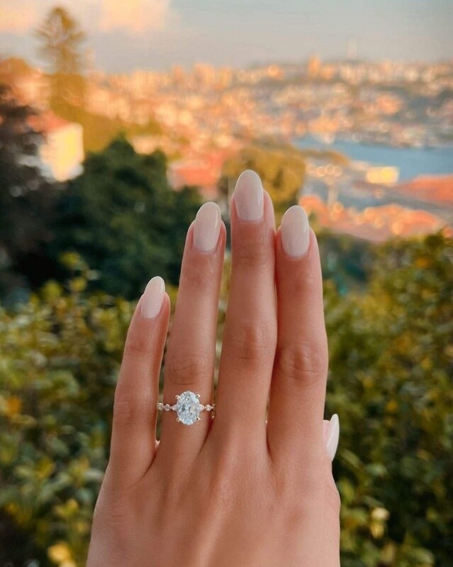 10+ 名牌求婚鑽戒推薦｜求婚戒指、結婚戒指的不同戴法！求婚戒、訂婚戒、結婚戒有什麼不同？