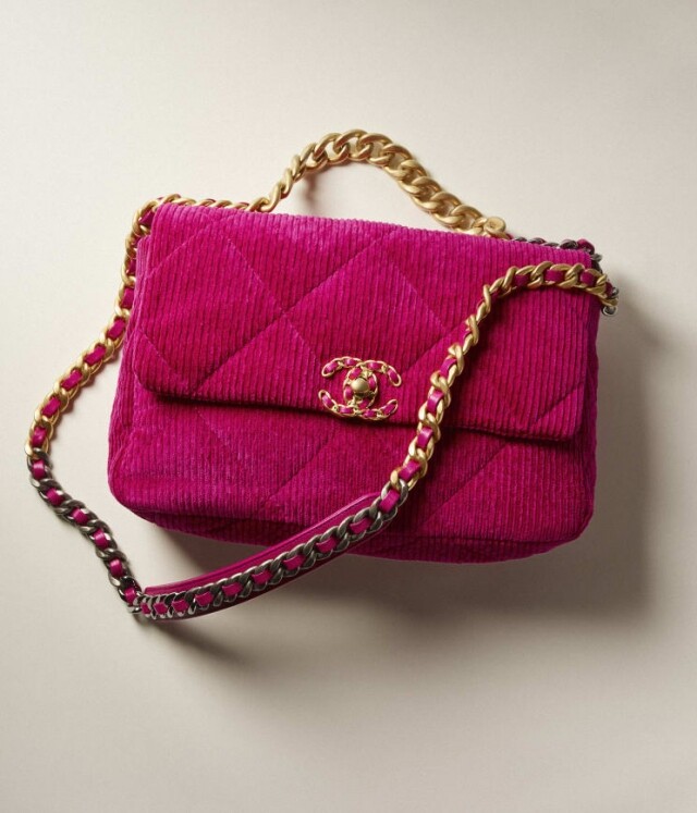 新一季的 Chanel 19 手袋就特別選用了洋紅色燈心絨製作