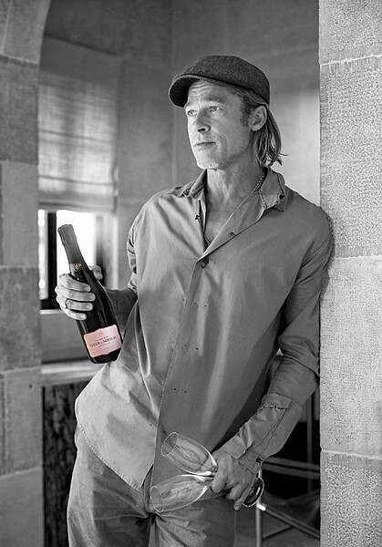 Brad Pitt 於 2021 年與法國著名的釀酒家族 Perrin 合作推出玫瑰香檳 Chateau Miraval