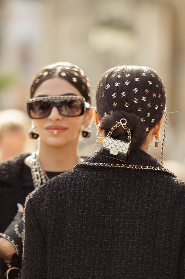 印度時尚姊妹花 Snehal & Jyoti Babani 的創意頭飾超吸睛！將 Hermes 皮帶扣、Chanel 手袋戴上頭，打造浮誇華麗造型