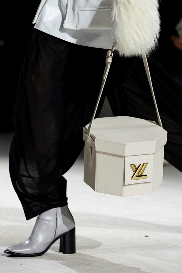 Louis Vuitton 秋冬 2024 時裝騷 10 大看點!Nicolas Ghesquière 以「記憶」中熟悉的元素重新設計手袋及服飾帶來新意 Louis Vuitton 秋冬 2024 時裝騷 10 大看點!Nicolas Ghesquière 以「記憶」中熟悉的元素重新設計手袋及服飾帶來新意