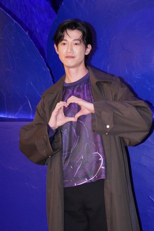 當天除了韓國人氣女星全智賢在場之外，Burberry 更請來台灣影帝吳慷仁到場參加品牌活動！期間吳慷仁更向在場觀眾大派心心，盡情展露真性情的一面。