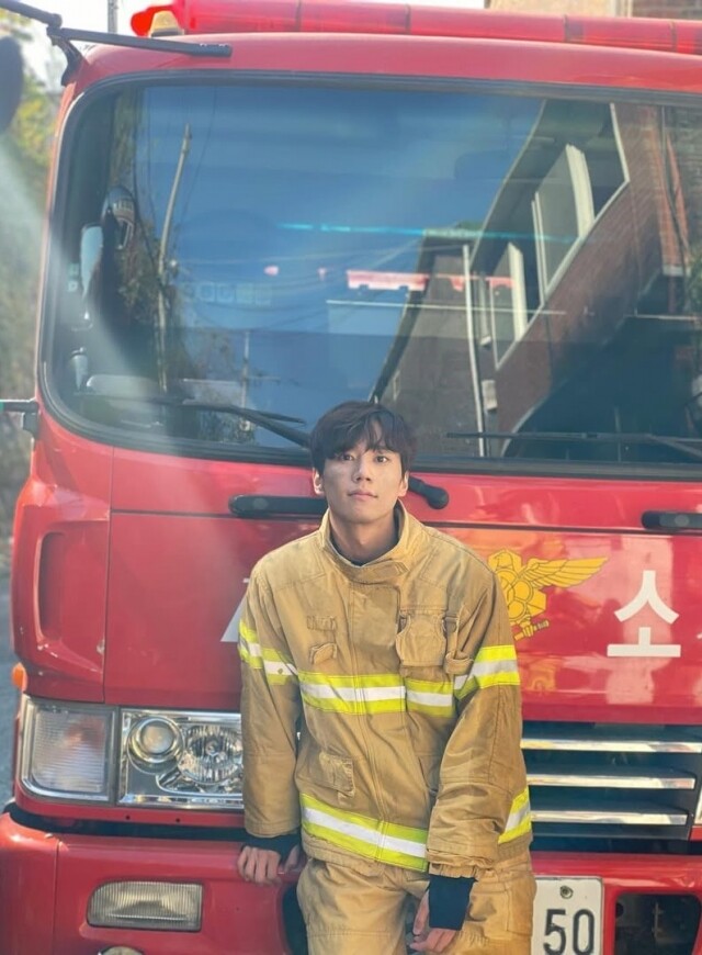 「愛豆」出身韓劇新星李濬榮，原來曾飾演 IU 的媽寶男友？健身人士必看韓劇《24小時健身俱樂部》！