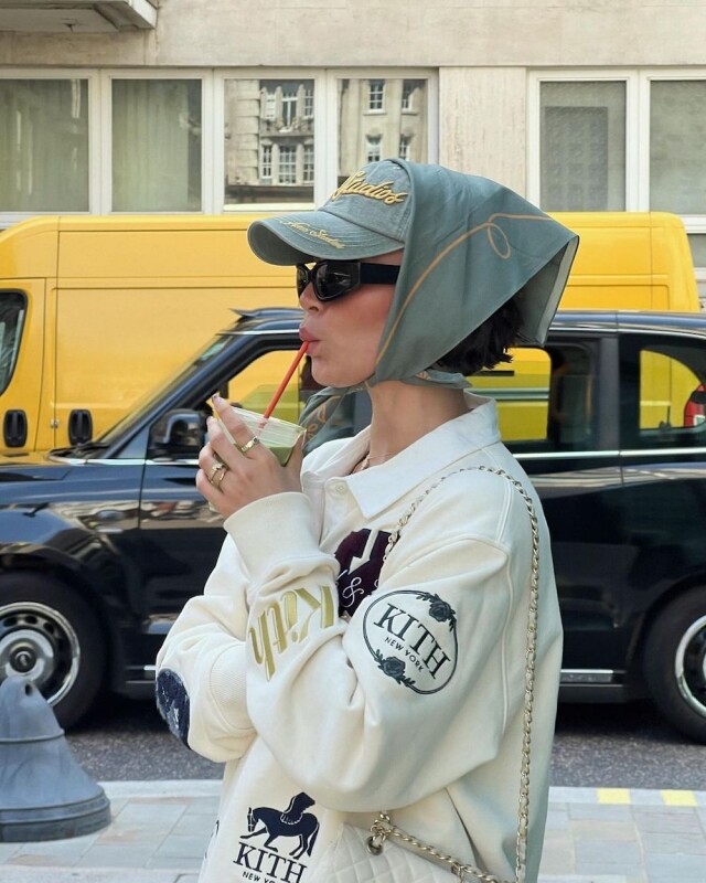 「Balaclava 頭套」升級版！Jennie、Hailey Bieber 近期最愛的鴨嘴帽+頭巾造型，是今季必學配搭方法