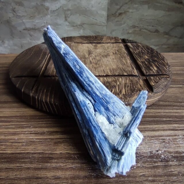 藍晶石功效與禁忌 | 又名「天使之石」，有效治療各種疼痛，能作為護身符，藍晶石戴哪隻手?