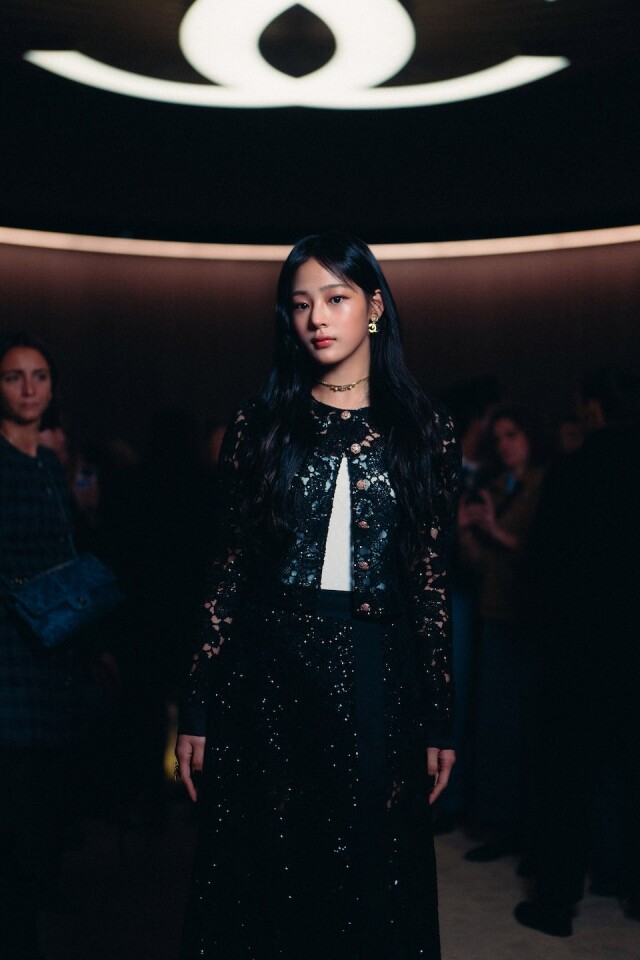 獨家美照曝光!New Jeans 成員 Minji 首次出席 Chanel 2024 巴黎春夏高訂大秀,舉手投足引在場粉絲哄動 獨家美照曝光!New Jeans 成員 Minji 首次出席 Chanel 2024 巴黎春夏高訂大秀,舉手投足引在場粉絲哄動