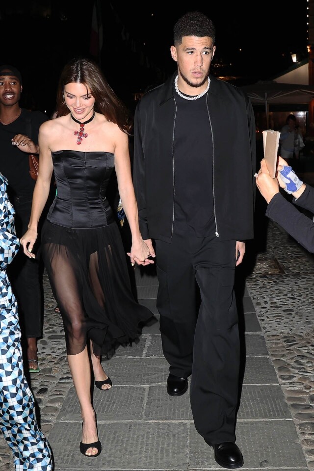 Kendall Jenner 黑色紗裙散發溫柔氣質