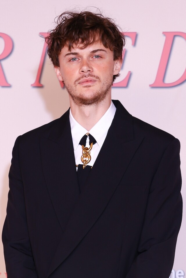 男主角 Christopher Briney 是誰? 男主角 Christopher Briney 是誰?