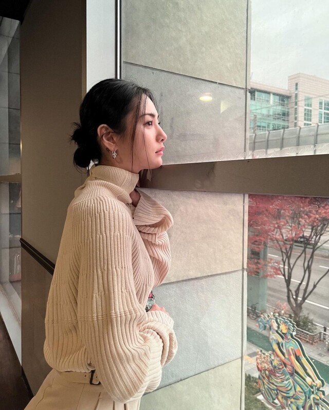 Nana 於 2016 年 Asia Artist Award 獲得女新人獎,成功轉型成為演員 Nana 於 2016 年 Asia Artist Award 獲得女新人獎,成功轉型成為演員