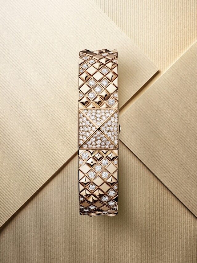 Hermes 亦推出了兩款奢華的珠寶腕錶，分別是 MÉDOR mini joaillerie 和 Nantucket Serti Neige
