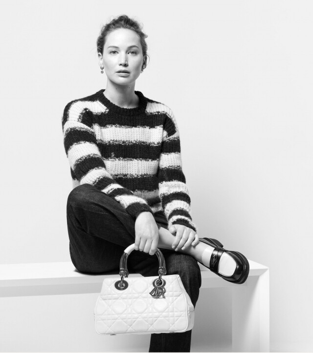 Jennifer Lawrence 獨特的美更是備受 Dior 所喜愛，一直以來都是 Dior 的品牌好友，她最近更是為新季力推 Dior 手袋 95.22 款式拍攝宣傳照，黑白色風格的照片，更是顯出 Jennifer Lawrence 的獨突美態。