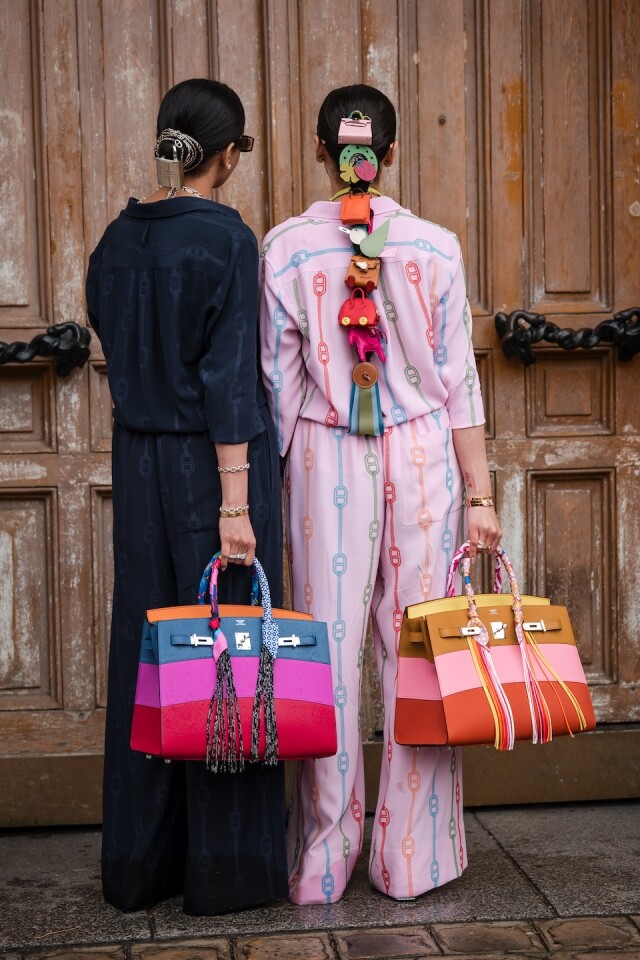 印度時尚姊妹花 Snehal & Jyoti Babani 的創意頭飾超吸睛！將 LV 手袋、Chanel 鈕扣戴上頭，打造浮誇華麗造型！