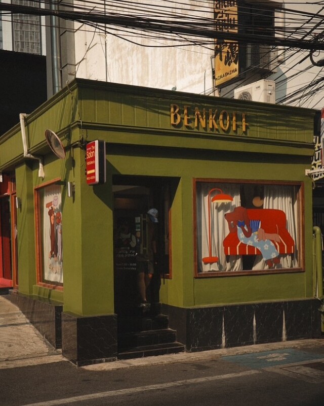 曼谷咖啡店 Benkoff 爆紅！兩位狗店長掀打卡熱潮、「臘腸狗盲盒」被潮人搶購一空！