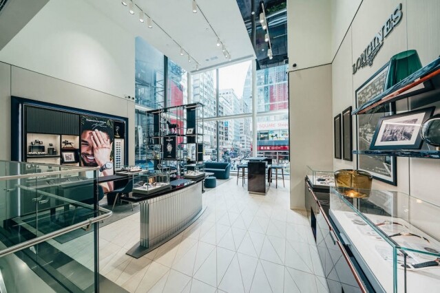 新店設計延續 Longines 標誌性的全新海軍藍色形象 新店設計延續 Longines 標誌性的全新海軍藍色形象