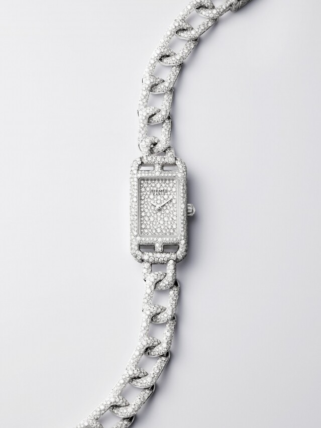 Nantucket 腕錶則更加奢華珍貴，仔細一看該枚腕錶鑲嵌了 1500 顆鑽石