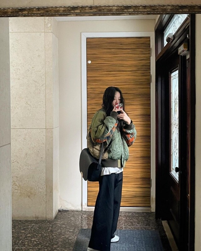 《絕世 KOL》的清冷系美人李清娥是「前女友專業戶」？戲外風格超反差、私底下是熱愛街頭運動風的波鞋控！