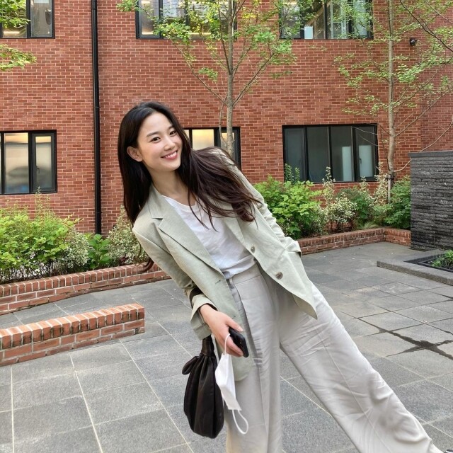 張姬領韓系自然清新風穿搭!以長青單品打造知性女神風營造最強韓系氛圍感! 張姬領韓系自然清新風穿搭!以長青單品打造知性女神風營造最強韓系氛圍感!