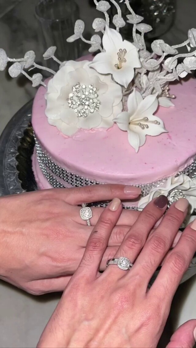 Mariana Varela 及 Fabiola Valentin 選了超大方型鑽戒作為婚戒。