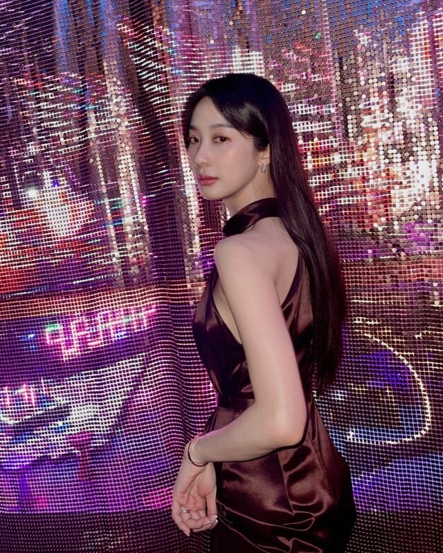 《絕世 KOL》的清冷系美人李清娥是「前女友專業戶」？戲外風格超反差、私底下是熱愛街頭運動風的波鞋控！