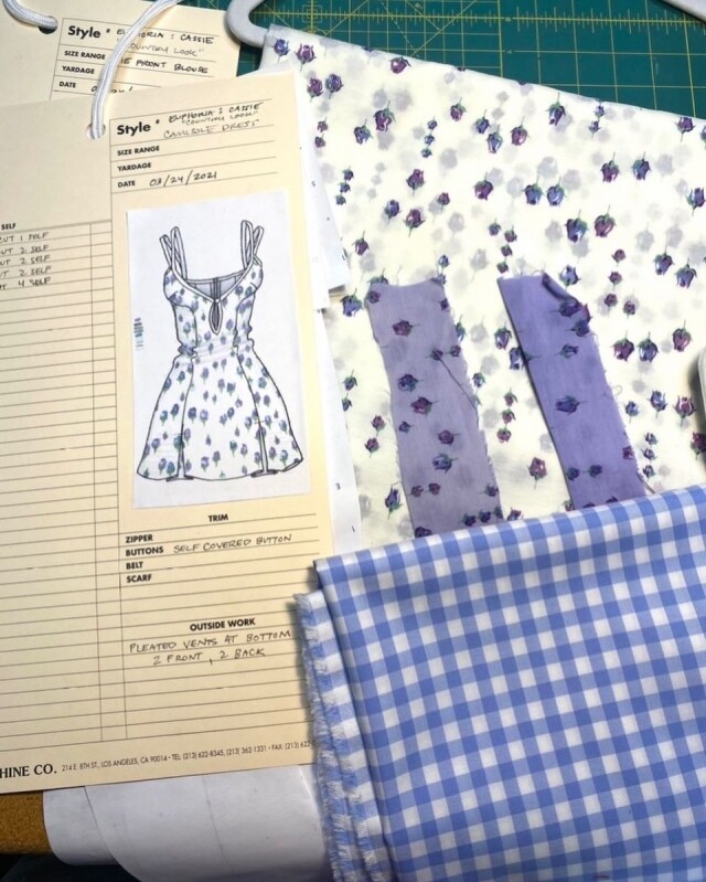 《毒癮女孩》劇中的服裝造型,每件都盡顯心思,精心策劃呈現 Y2K 美學風格! 《毒癮女孩》劇中的服裝造型,每件都盡顯心思,精心策劃呈現 Y2K 美學風格!