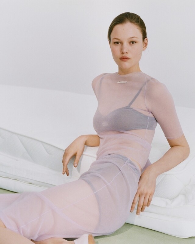 設計師 Miuccia Prada 獨特的時尚美學 | 用一條百褶裙開創 Miu Miu 風潮、一手打造「醜時尚」的女人