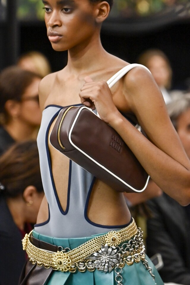 MIU MIU 手袋新款式率先預覽!2025 春夏系列除了有經典的 Wander Bag、Aventure Bag,還有甚麼新款式? MIU MIU 手袋新款式率先預覽!2025 春夏系列除了有經典的 Wander Bag、Aventure Bag,還有甚麼新款式?