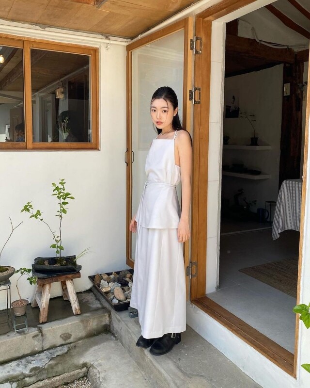 韓系穿搭女生夏天範本｜必入手的白色裙讓你散發清新少女感，推薦 10 個韓國女生時尚穿搭法