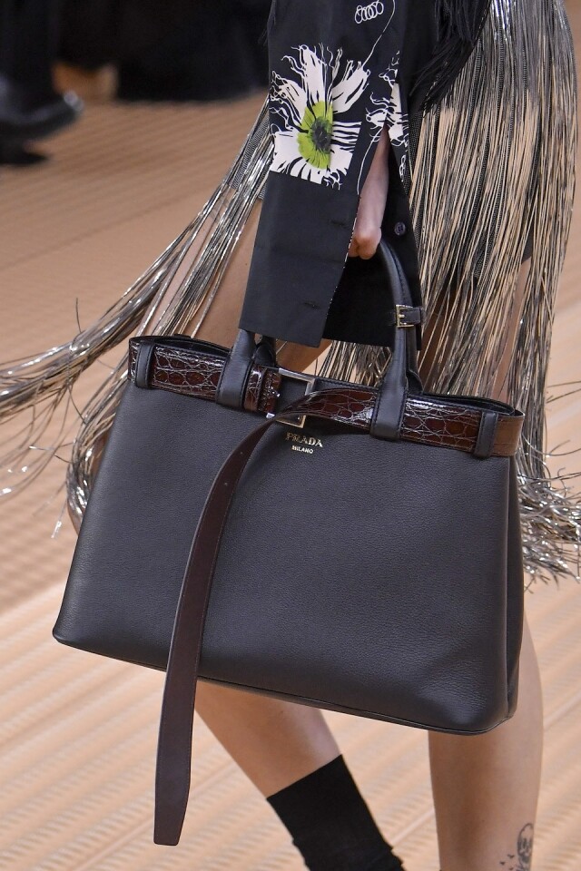 Prada Buckle 手袋是女星與時尚達人們的最新寵兒 | 知性外型加上功能性,皮帶設計添加細節美 Prada Buckle 手袋是女星與時尚達人們的最新寵兒 | 知性外型加上功能性,皮帶設計添加細節美