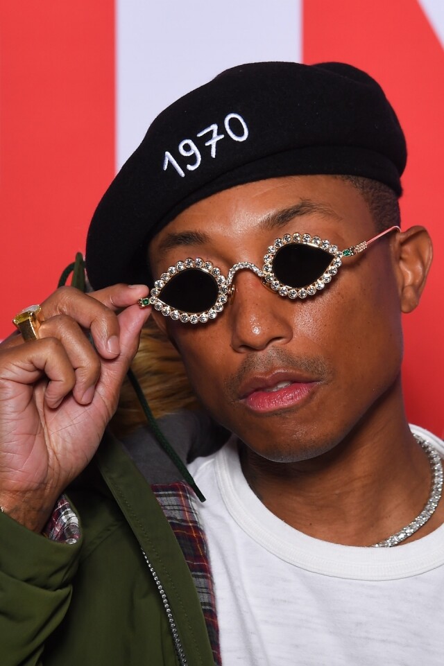 Pharrell Williams 即將跟 Tiffany & Co. 合作推出聯乘系列,早前出席巴黎時裝周時,率先戴上聯乘系列的太陽眼鏡。 Pharrell Williams 即將跟 Tiffany & Co. 合作推出聯乘系列,早前出席巴黎時裝周時,率先戴上聯乘系列的太陽眼鏡。